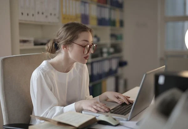 girl with laptop